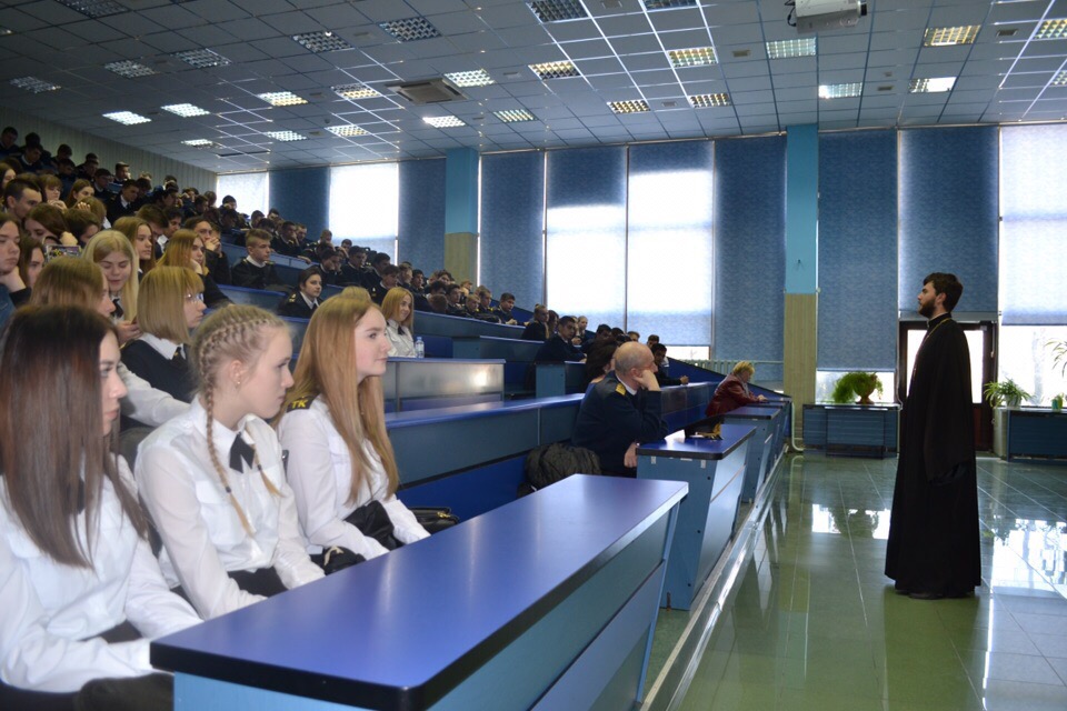 В государственном морском университете в честь адмирала Ф. Ф. Ушакова прошла встреча священнослужителя со студентами морского и транспортного колледжа.